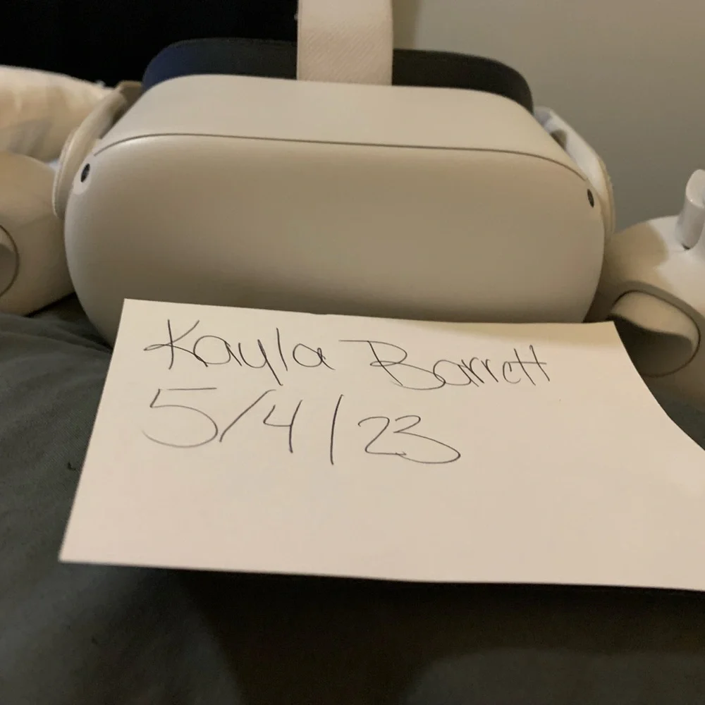 Oculus Quest 2 w controller and charger
